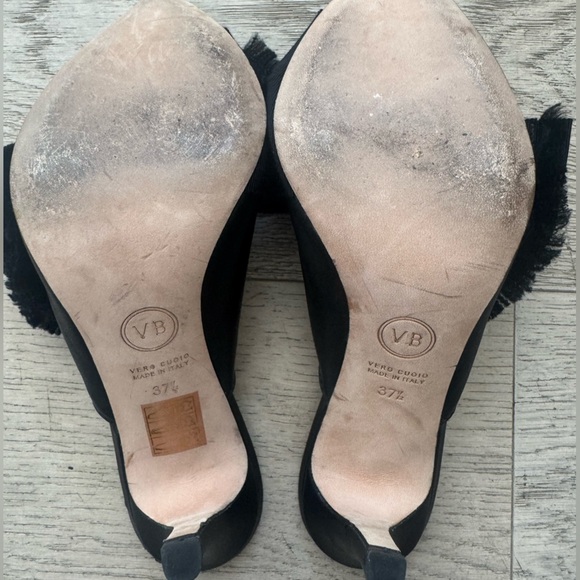 Veronica Beard
Leather Bow Accents Mules black 
Women's Size 37.5 - Picture 14 of 15